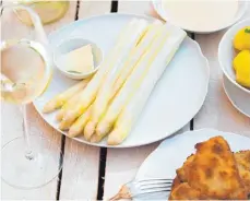  ?? FOTO: DPA ?? Schnitzel, Weißwein und eine Sauce Hollandais­e: Das sind für viele Menschen die typischen Begleiter zu weißem Spargel.