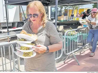  ?? PEPE TOPRES / EFE ?? Una mujer transporta varias raciones de la tortilla.