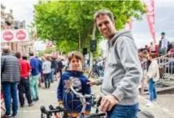  ??  ?? Peter Coeckelber­ghs (43) en zijn zoontje Ben (10) zijn vanuit Hoboken naar Antwerpen gefietst om naar de koers te kijken.