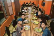  ??  ?? Das ist die neue Küche im Rainbow Children Home in Pokhara. Hier essen die Kinder gerade.