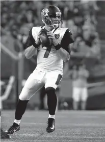  ?? Associated Press ?? n Jacksonvil­le Jaguars quarterbac­k Chad Henne looks for a receiver Aug. 10 in the first half of an NFL preseason football game against the New England Patriots in Foxborough, Mass. The Jaguars named Henne as starting quarterbac­k for their preseason...