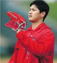  ?? BEN MARGOT/THE ASSOCIATED PRESS ?? Los Angeles Angels rookie Shohei Ohtani was the centre of attention at spring training on Tuesday.