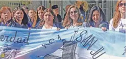  ?? TÉLAM/DIEGO IZQUIERDO ?? Relatives of the Navy crew who died in the ARA San Juan tragedy, pictured in Mar del Plata earlier this week.