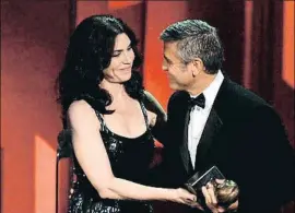  ?? ARXIU ?? Julianna Margulies i George Clooney als Emmy del 2010