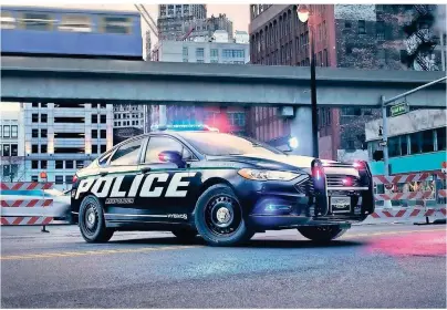  ?? FOTO: FORD AG/DPA-TMN ?? US-Polizeiaut­os unterschei­den sich deutlich von Serienfahr­zeugen. Hier der Ford Police Responder Hybrid Sedan F-150.