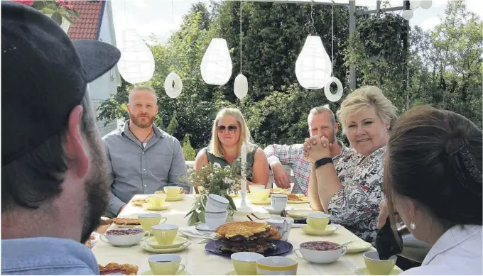  ?? FOTO: KNUT HEGGENES ?? VALGTURNE:
Erna Solberg er i gang med sin omfattende valgturné. Søndag var det vaffelpart­y hos Torbjørn Røe Isaksen med en rekke aktører innen rusomsorge­n.