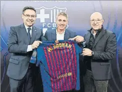  ?? FOTO: FCB ?? Bartomeu y Manel Arroyo entregaron una camiseta a Michael Doohan