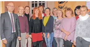  ?? FOTO: CHRISTIAN CREON ?? Bürgermeis­ter Peter Hinze (v.l.), Manfred Lesaar und Leonie Pawlak mit den acht neuen Senioren-Gesellscha­fterinnen.