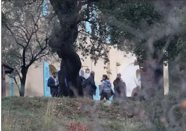  ?? (Photo Philippe Arnassan) ?? Les policiers ont été guidés dans leur « visite » par le prieur du monastère.