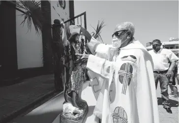  ?? FOTO: SERGIO PÉREZ ?? > El padre Ramírez inició el tradiciona­l baño de San Juan.