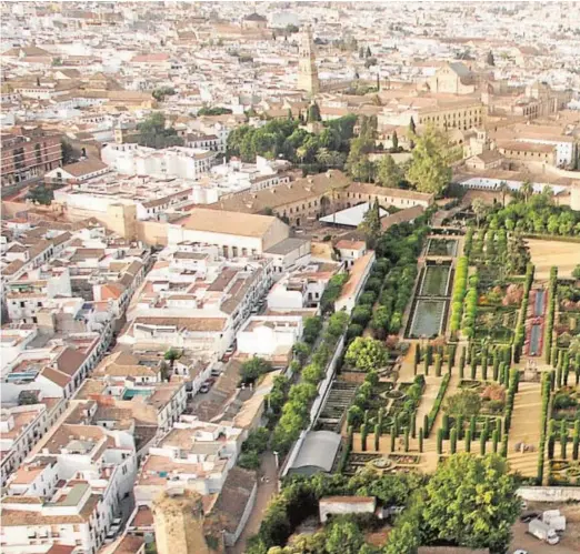  ??  ?? Imagen aérea del cojunto de las Caballeriz­as y el Alcázar antes de la semipeaton­alización de la Ribera