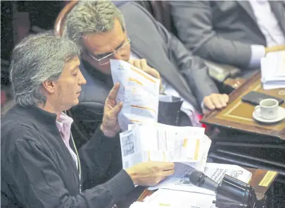  ??  ?? Máximo Kirchner y Rossi, con tarifas en las manos durante el debate