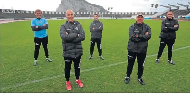  ?? ERASMO FENOY ?? De izquierda a derecha: Miguel Vega, Antonio Calderón, Juan Mari Sánchez, Pepe Losada y Carlos Guerra, sobre el césped del Municipal.