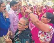  ?? HT PHOTO ?? Gulabi Gang members demand that countrymad­e liquor vends not be given licenses from this financial year in Alwar.