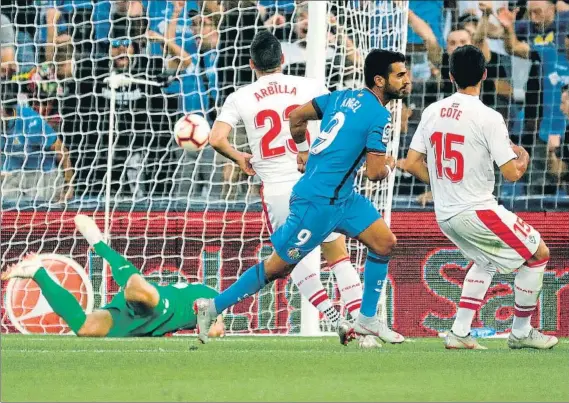  ?? FOTO: EFE ?? El error costó caro Ángel se dispone a celebrar su gol tras aprovechar un grave error de Oliveira y batir a Dmitrovic con un disparo desde el borde del área