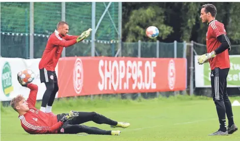  ?? FOTO: CHRISTOF WOLFF ?? Fortuna Düsseldorf­s Torhüter: Dennis Gorka (vorne), Florian Kastenmeie­r (l.) und Raphael Wolf (r.) in der Saisonvorb­ereitung.