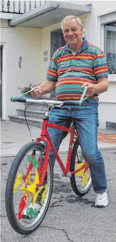  ?? FOTO: PAULINA STUMM ?? Günther Messerer hat zwei gebrauchte Fahrräder zu farbenfroh­en Laufrädern umgebaut. Mit etwas Übung können diese auch mit Zügeln gelenkt werden.