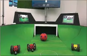  ??  ?? Deux équipes de deux robots sont contrôlées à distance par ordinateur.