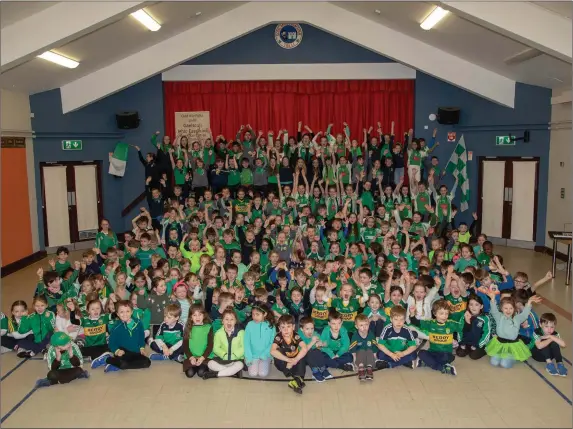  ?? Photo by Joe Hanley ?? Pupils of Gaelscoil Mhic Easmainn give loud cheers at their school on Tuesday for Na Gael as nNa Gael Play in the Junior Cup All Ireland Final in Croke Park, on Saturday