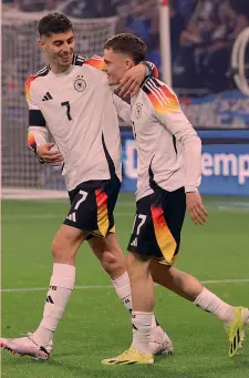  ?? ?? Decisivi Kai Havertz, col n. 7, 24 anni, si compliment­a con Florian Wirtz, 20 anni, autore dell’1-0 della Germania. Nella ripresa il 2-0 della punta dell’Arsenal