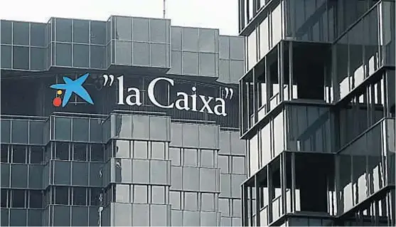  ?? (AP) ?? Todo un símbolo. CaixaBank, el mayor banco de Cataluña y tercero de España, decidió mover su domicilio social a Valencia ante la inestable situación.