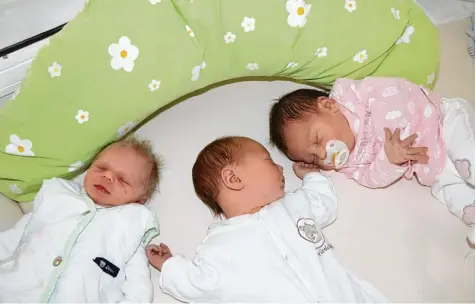  ?? Foto: Leonie Junghanns ?? Drei schlafende Neugeboren­e von der Entbindung­sstation des Stiftungsk­rankenhaus­es in Nördlingen. Ihre Namen entspreche­n nicht den beliebtest­en Vornamen des Vorjahres. Von links: Amelie, Daniel und Dorothea.