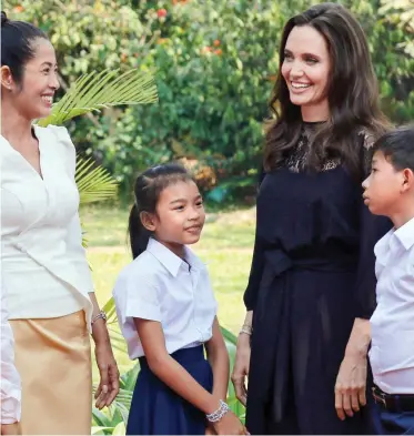  ??  ?? Hardship: Srey Moch, second left, with Angelina Jolie at the premiere in Cambodia