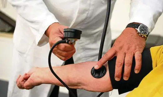  ??  ?? Ein Hausarzt misst in seiner Praxis einer Patientin den Blutdruck. Viele angehende Allgemeinm­ediziner befürchten, dass sie ein unkalkulie­rbares wirtschaft­liches Risiko eingehen und rund um die Uhr arbeiten müssen. Erfahrene Ärzte, die ihnen als...