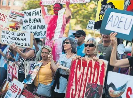  ?? DAVID AIROB / ARCHIVO ?? Manifestan­tes antitaurin­os antes de la última corrida en la Monumental