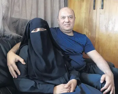  ?? PHOTO: RUBY HEYWARD ?? Self expression . . . Sitting with her husband Ahmed Elsaka is Nesrin Ettia, who is believed to be the first Oamaru woman to don a burka.