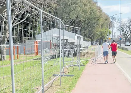  ?? NÉSTOR GARCÍA ?? Bosques de Palermo. Los runners tienen que cambiar sus recorridos para eludir los vallados.