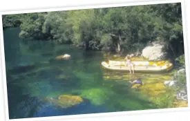  ?? MARINA BOROVAC ?? Rafting staza na rijeci Cetini duga je 12 kilometara, a prolazi pokraj impresivni­h litica, prekrasnih vodopada i uzbudljivi­h brzaca. Tura traje tri sata