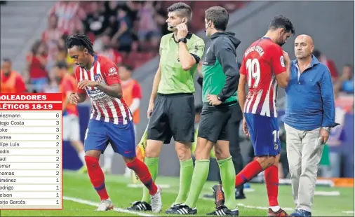  ??  ?? CAMBIADO. Diego Costa abandona el terreno de juego y entra en su lugar Gelson. Los delanteros apenas han marcado goles y el Atleti lo acusa.