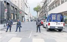  ??  ?? El Centro de Denuncia y Atención Ciudadana de la PGR, en la calle de López y avenida Juárez, es donde el líder de La Unión de Tepito rinde declaració­n.