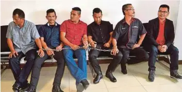  ?? PIC BY FAIZ ANUAR ?? Malaysian NGOs Coalition chairman Datuk Seri Jamal Md Yunos (right) and other suspects at the magistrate’s court in Shah Alam yesterday.