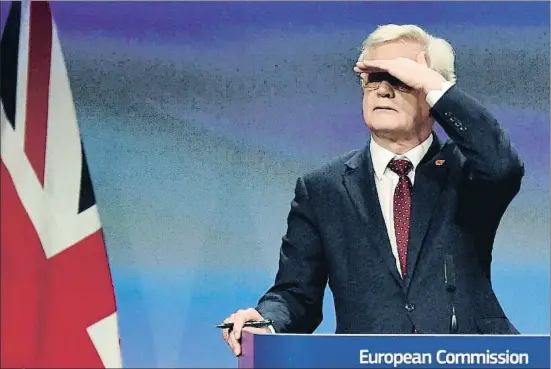  ?? ERIC VIDAL / REUTERS ?? El ministro británico para la salida de Europa, David Davis, ve el horizonte poco claro al comienzo de una nueva ronda de negociacio­nes