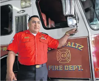  ?? AMELIA ANDRADE / EXPRESO ?? Servicio. Guillermo Lázaro tiene 52 años, 15 de ellos dedicados a la vida bomberil.