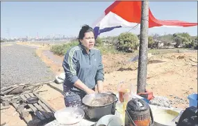  ??  ?? Verónica Bogarín, miembro de una de las familias afectadas por las obras de la Costanera Norte que exigen al MOPC ser reubicadas.