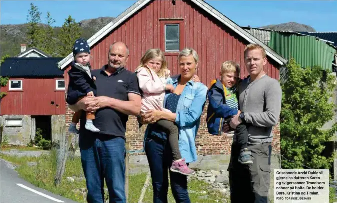  ?? FOTO: TOR INGE JØSSANG ?? Grisebonde Arvid Dahle vil gjerne ha datteren Karen og svigersønn­en Trond som naboer på Holta. De holder Børe, Kristina og Timian.