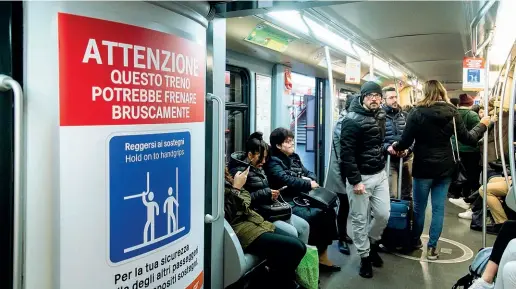  ?? (Fotogramma) ?? Pannelli
I manifesti che invitano a reggersi ai sostegni in un treno della linea «rossa» del metrò