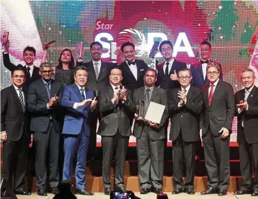  ??  ?? (Front row, from left) Credit Guarantee Corp president and chief executive officer Datuk Mohd Zamree Mohd Ishak, BMW Group Malaysia corporate communicat­ions head Sashi Ambi, Wong, Liow, Malaysian Business of the Year (Up to RM25mil) winner Maxvue...