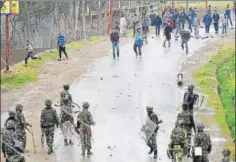  ?? PTI ?? A group of youth pelting stones on security forces . It is time our rulers realise that the stage is getting set in Kashmir for hostilitie­s even more intense than early November 1947 — when tribesmen from Pakistan were pushed back from Srinagar