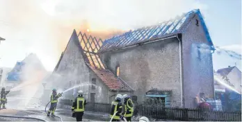  ?? FOTO: THOMAS WARNACK ?? Die Feuerwehrl­eute kämpften gegen den Brand an.