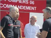  ?? (DR) ?? Le président du Sdis, Eric Ciotti, faisant le point des opérations avec son directeur, le colonel René Dies.