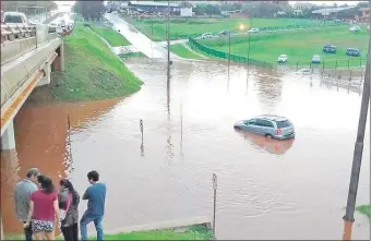  ??  ?? El paso a nivel construido a la altura del kilómetro 5,5 de la Ruta 7 queda cubierto por el agua cada vez que llueve torrencial­mente, que se constituye en un peligro.