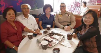  ??  ?? 女局長Coronne Jacob（右二）於18日在早餐時間與­民眾喝咖啡，了解居民的擔憂。(記者李雪／攝影)