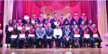  ??  ?? Year 11 graduates with (seated from fifth left) Charles, Tiong and Aubrey.