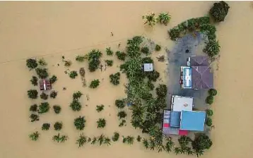  ?? (Foto AFP) ?? Pemandanga­n udara keadaan banjir di Kangar, Perlis, semalam.