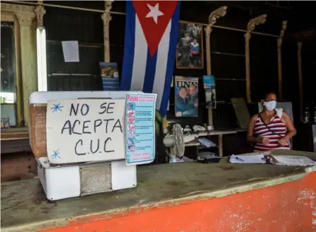  ?? AFP ?? Un negocio de abarrotes en La Habana advertía del rechazo de los pesos convertibl­es (CUC).