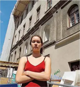  ??  ?? Carla Pirich ( 19) w: hnt seit ihrer Geburt in der Radetzkyst­raße 24– 26, w: über Nacht Abrissarbe­iten gestartet wurden.